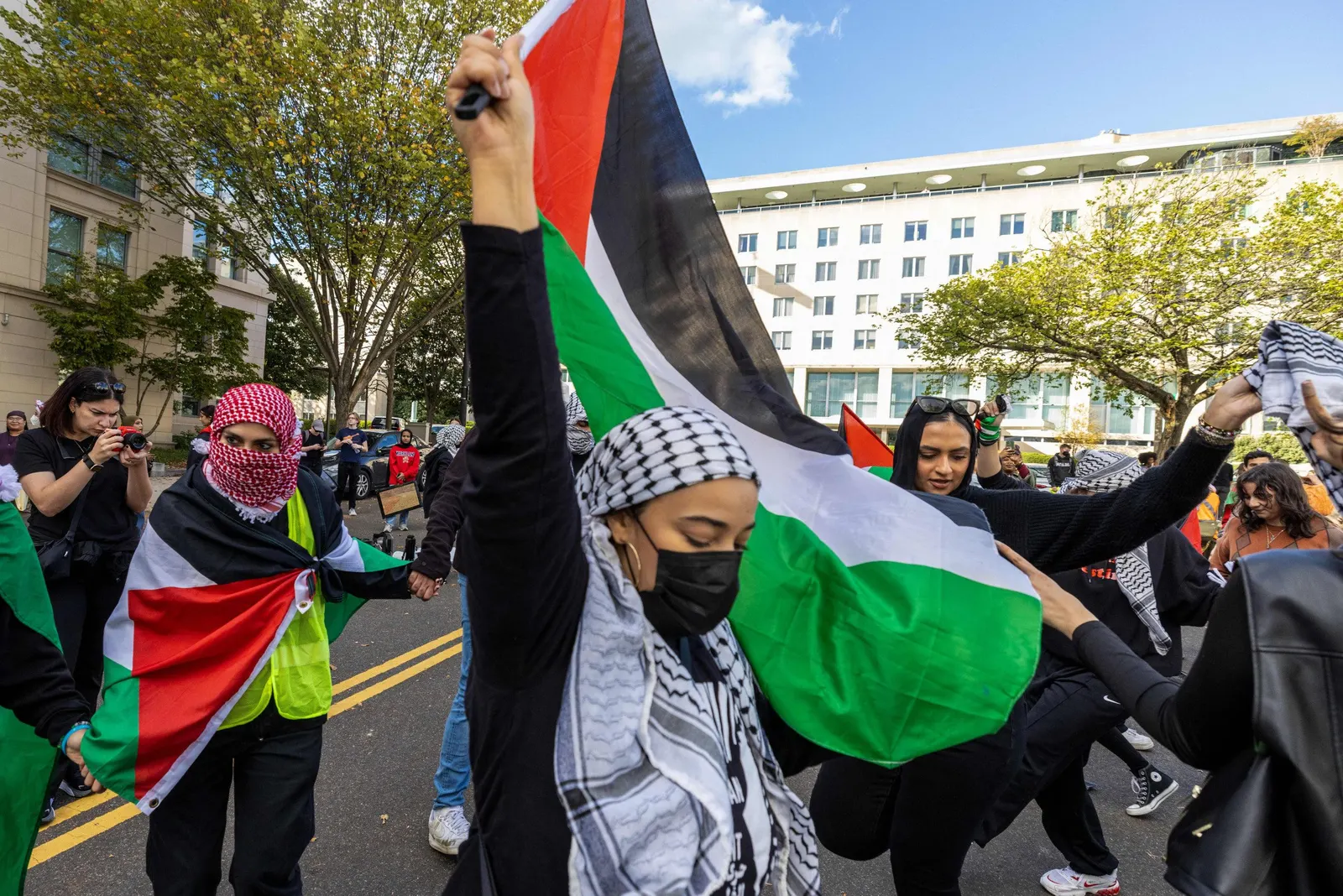 اعتقالات كولومبيا تُشعل احتجاجات مؤيدة لفلسطين في الجامعات الأمريكية