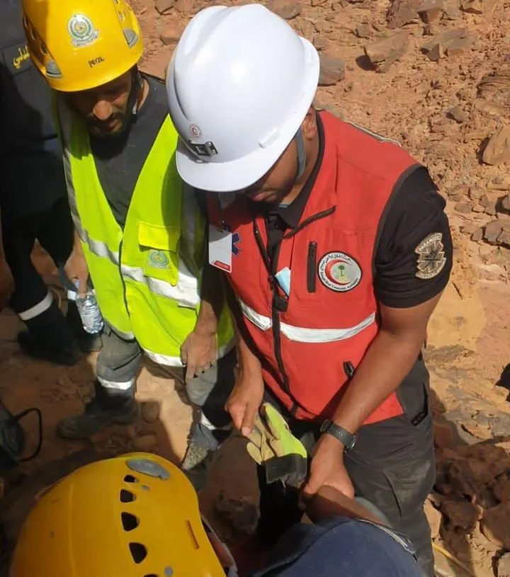 "بدر البلوي" ابتلعه شق صخري في "تبوك" وأنقذه أبطال الدفاع المدني