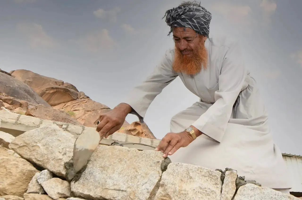 سعودي يبتكر فكرة لتخزين مياه الأمطار باستخدام الصخور في "الباحة"