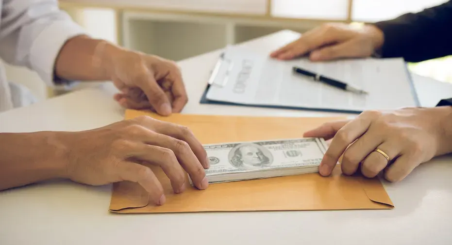 من أين يقترض سكان العالم الأموال؟.. مستوى دخل الدولة يحدد الإجابة