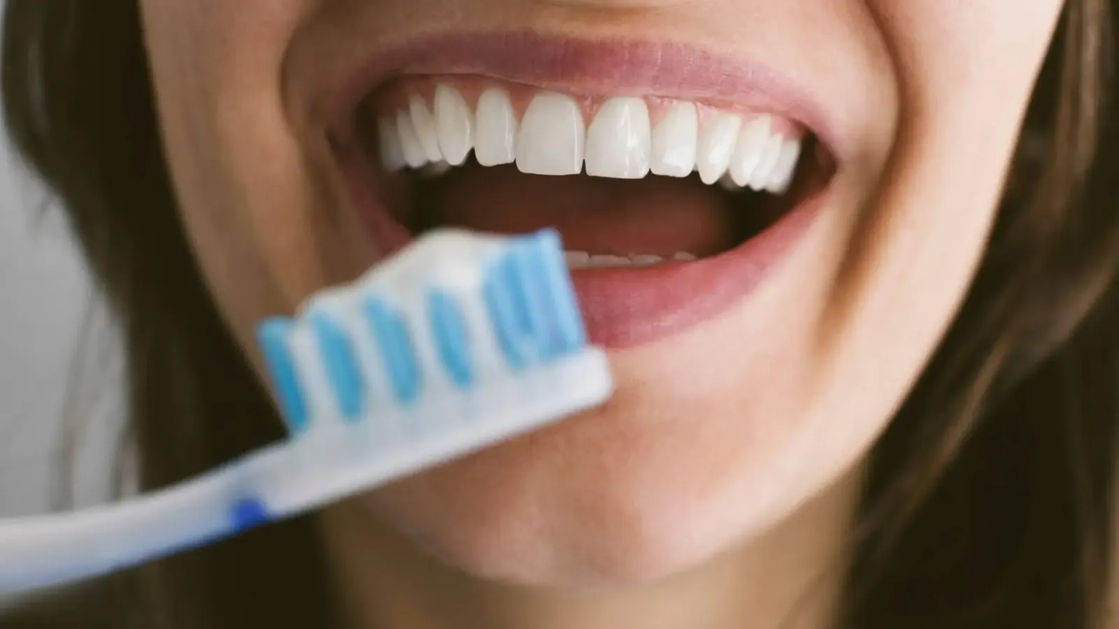 تنظيف الأسنان.. تفاصيل صغيرة تصنع فرقًا كبيرًا في صحة فمك