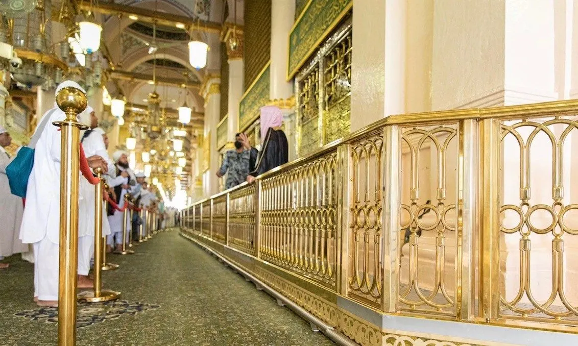 من الخشب إلى النحاس.. الجدار القبلي وحاجز المقصورة الشريفة بالمسجد النبوي في حُلّة جديدة