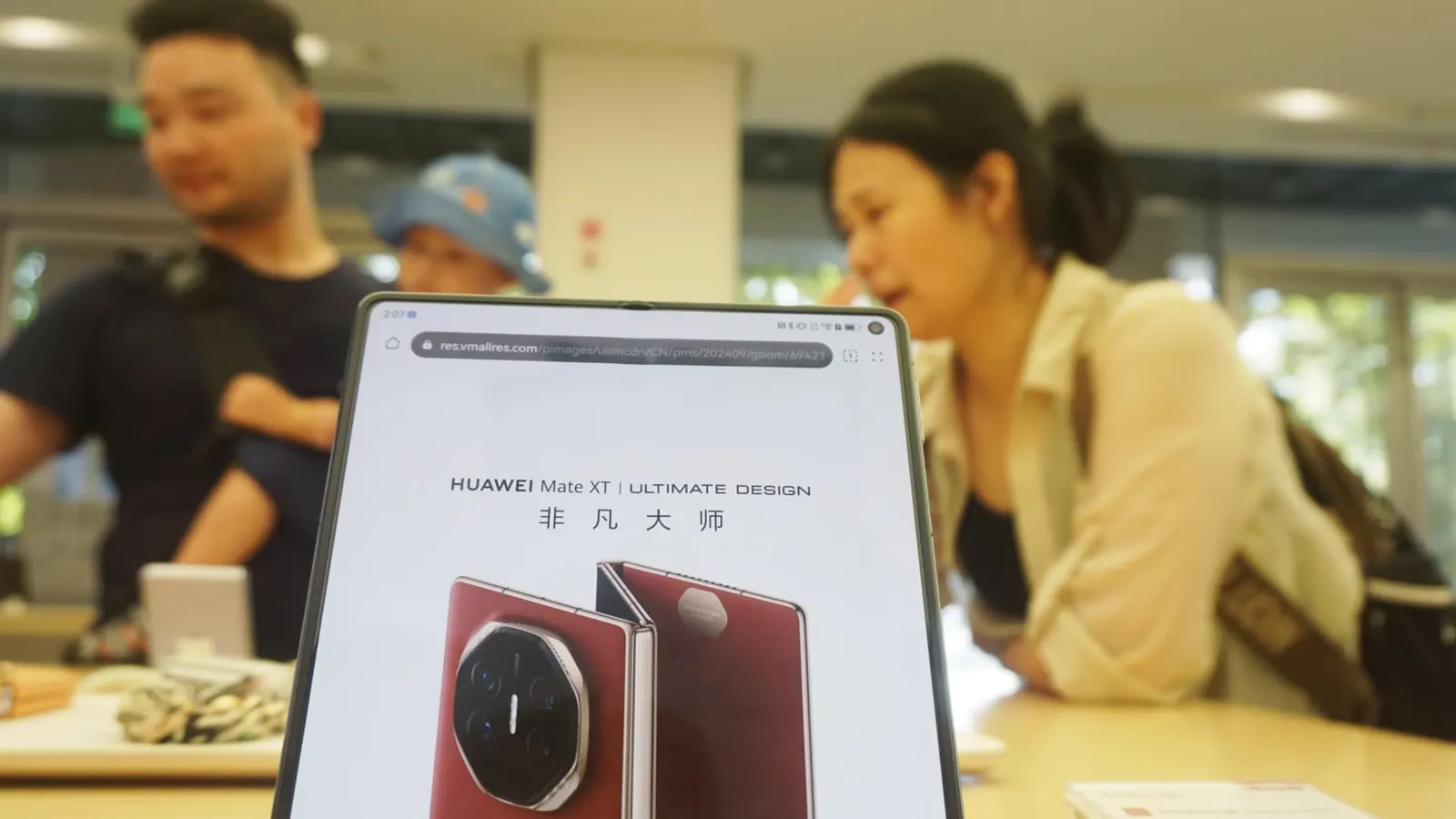 Huawei تنافس iPhone 16 بهاتف ثلاثي الطي