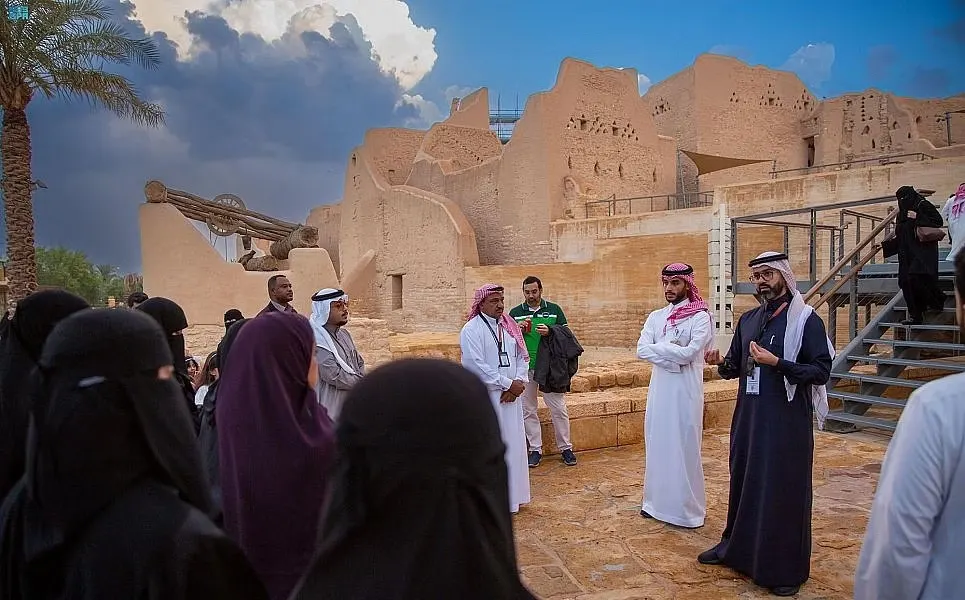 ما هو برنامج الإعارة للعاملين في قطاع الضيافة السياحية؟