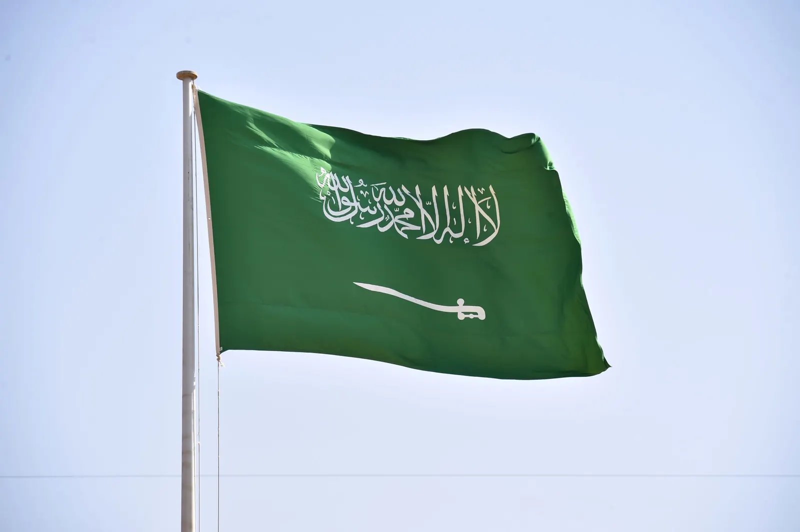 بينها ألا يلامس طاولة وُضع عليها.. الداخلية توضح محظورات استخدام العلم السعودي