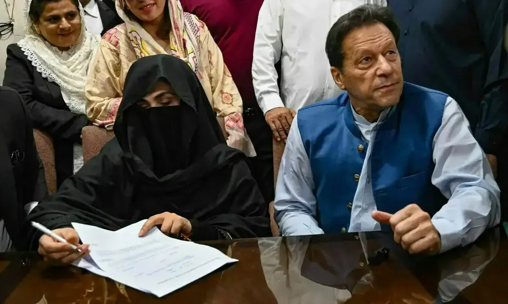 حكم جديد بالسجن 17 عامًا على عمران خان وزوجته في قضية فساد