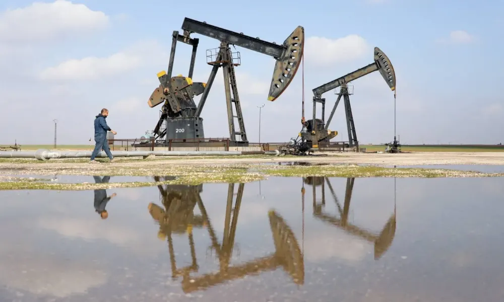 النفط يقفز 3.5% بعد تصعيد أمريكي إيراني في هرمز