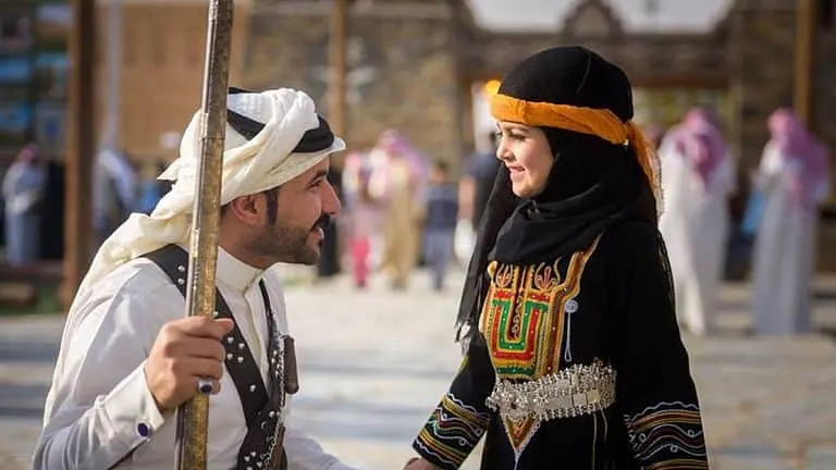 صور| لبسنا يوم بدينا.. كيف كانت أزياء الرجال في السعودية قبل 300 عام؟