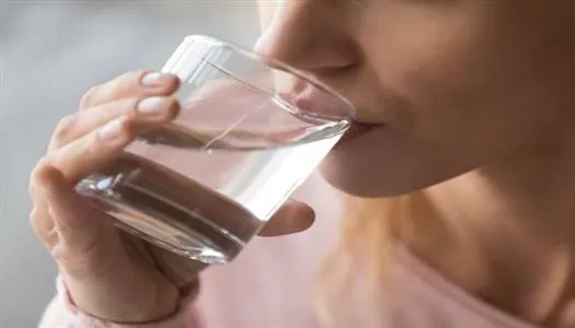 شرب الماء الدافئ… فوائد مُثبتة وخرافات مزعومة