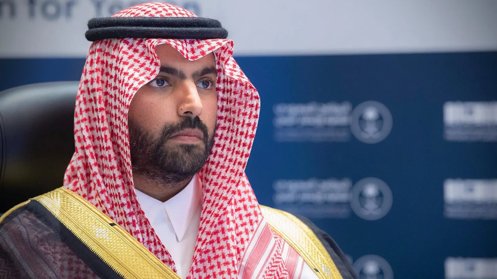 وزير الثقافة يُبدي إعجابه بفن عازف ربابة في مهرجان الإبل.. وهذا ما قاله