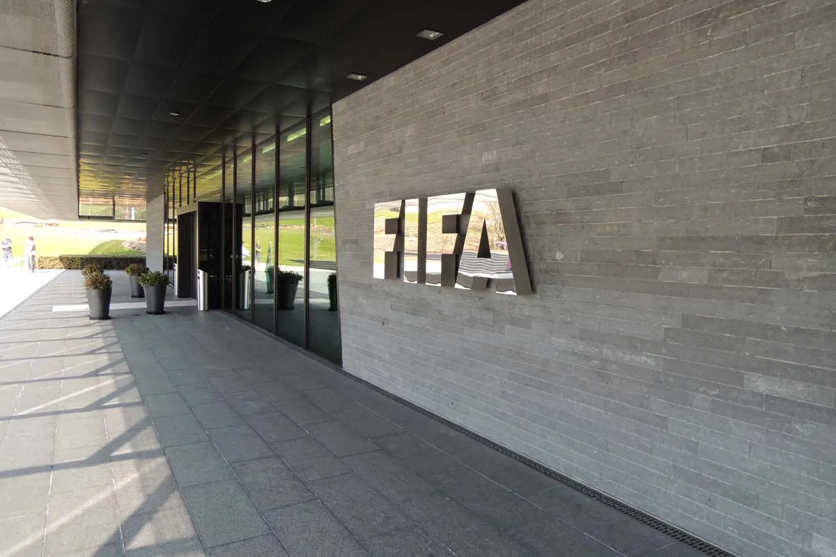 في ذكرى تأسيس "FIFA".. أغرب القوانين الي يُقرها الاتحاد لتنظيم اللعبة