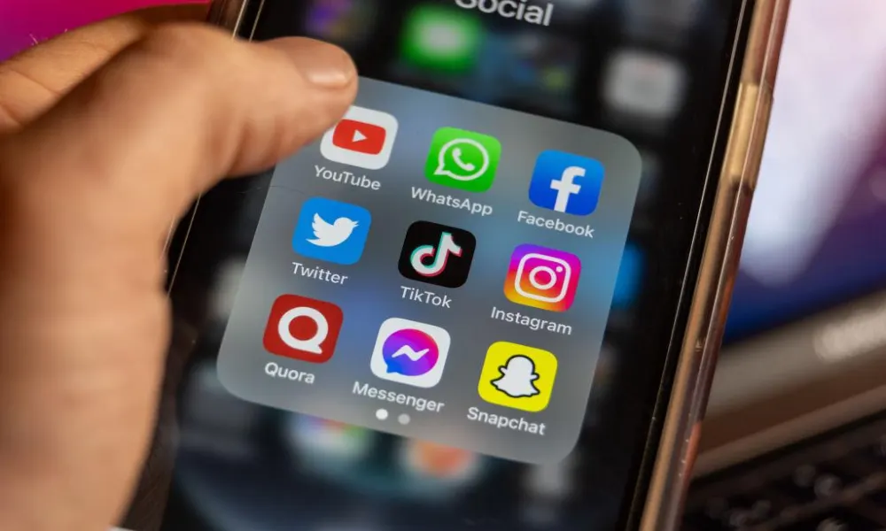 شركات التقنية الكبرى تتحمّل مبالغ كبيرة بسبب طلبة المدارس