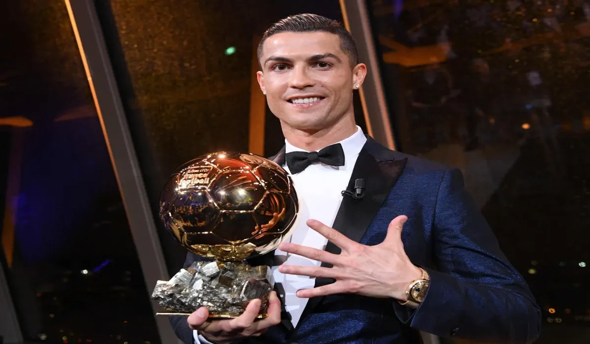 بعد لقب رونالدو التاريخي.. مَن الأكثر تتويجًا بجائزة الكرة الذهبية؟
