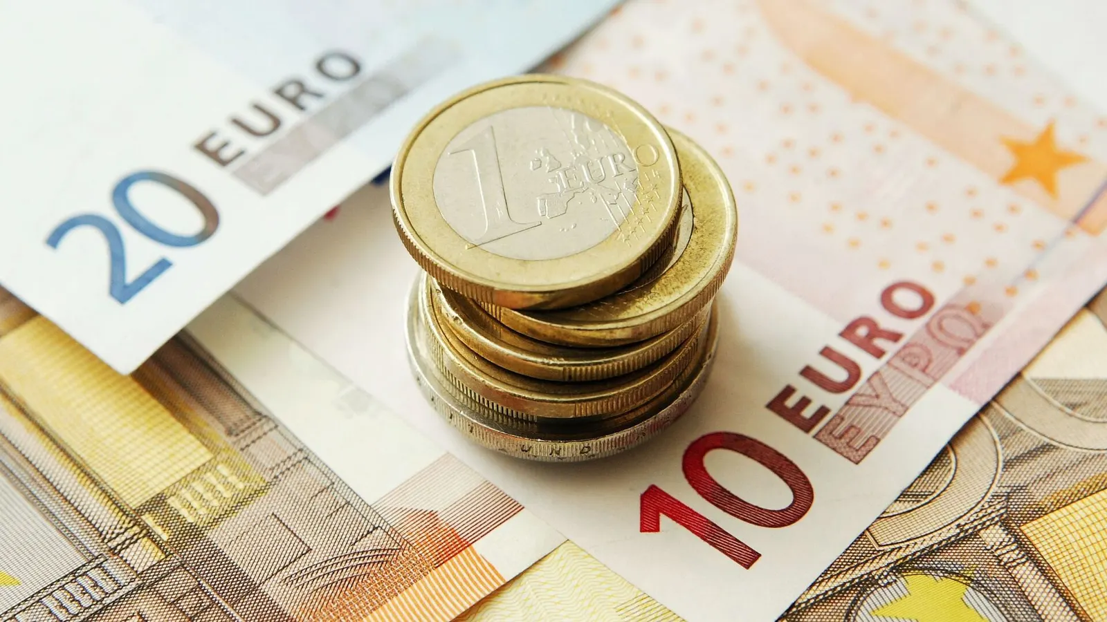 متوسط الأجور في جميع أنحاء أوروبا.. العائد لكل ساعة عمل بمختلف الدول