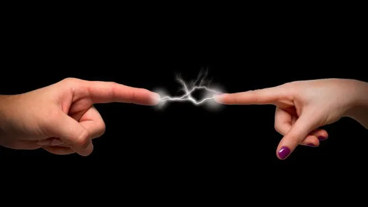 لماذا تحدث الصدمات الكهربائية عند ملامسة الأشياء أو الأشخاص؟