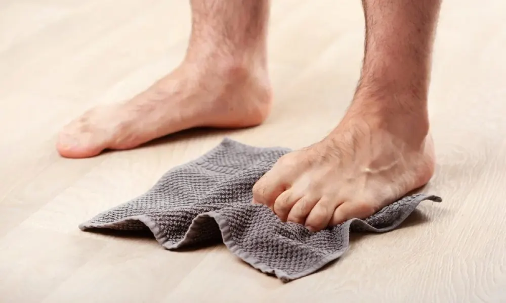 لماذا لا يتحكم الإنسان في أصابع قدميه مثل يديه؟