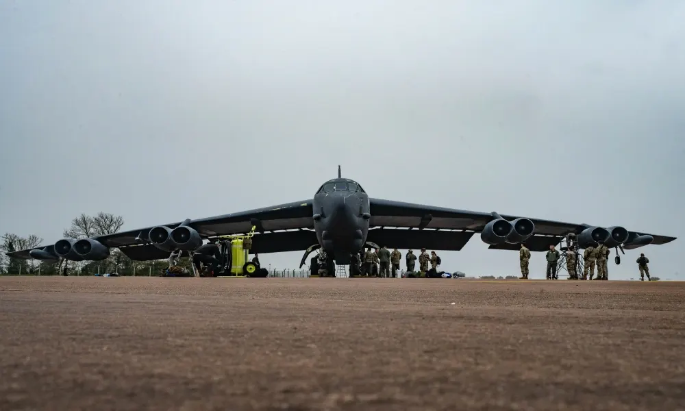 تحطم قاذفة قنابل استراتيجية من طراز B-52 في قاعدة "إدواردز"
