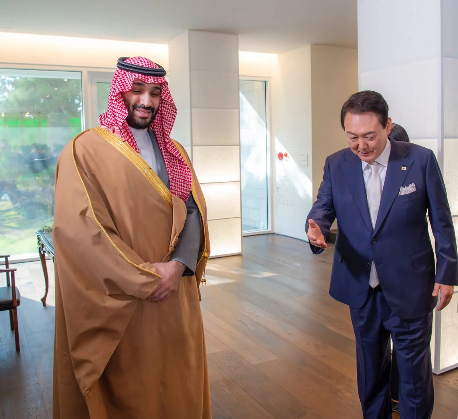 شاهد رسالة بخط ولي العهد السعودي للرئيس الكوري الجنوبي