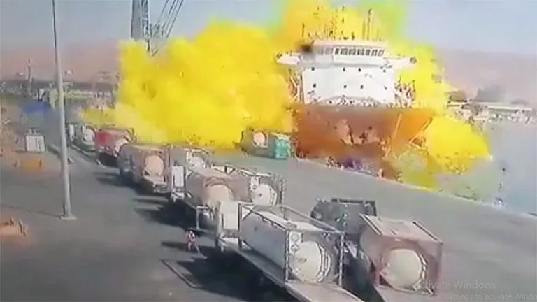 شاهد لحظة انفجار مستودع غاز سام في ميناء بالأردن