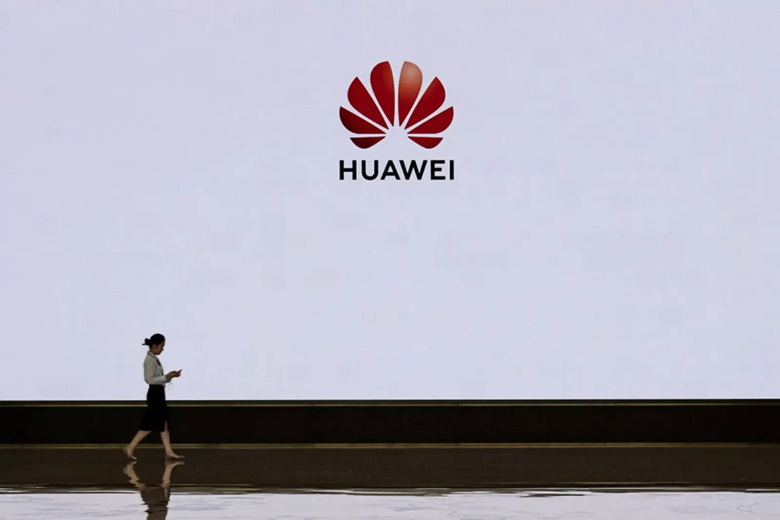 مخاوف التجسس أم صراع الهيمنة؟.. إلغاء تراخيص بيع الرقائق لـ "Huawei" بأمريكا