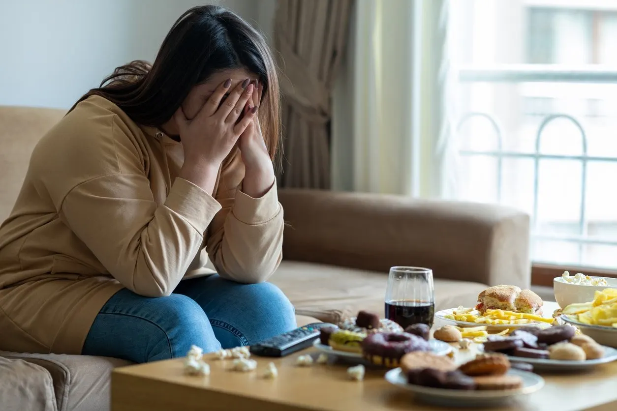 ما العلاقة بين الإفراط في الأكل والاكتئاب؟ وكيف يمكن السيطرة عليه؟