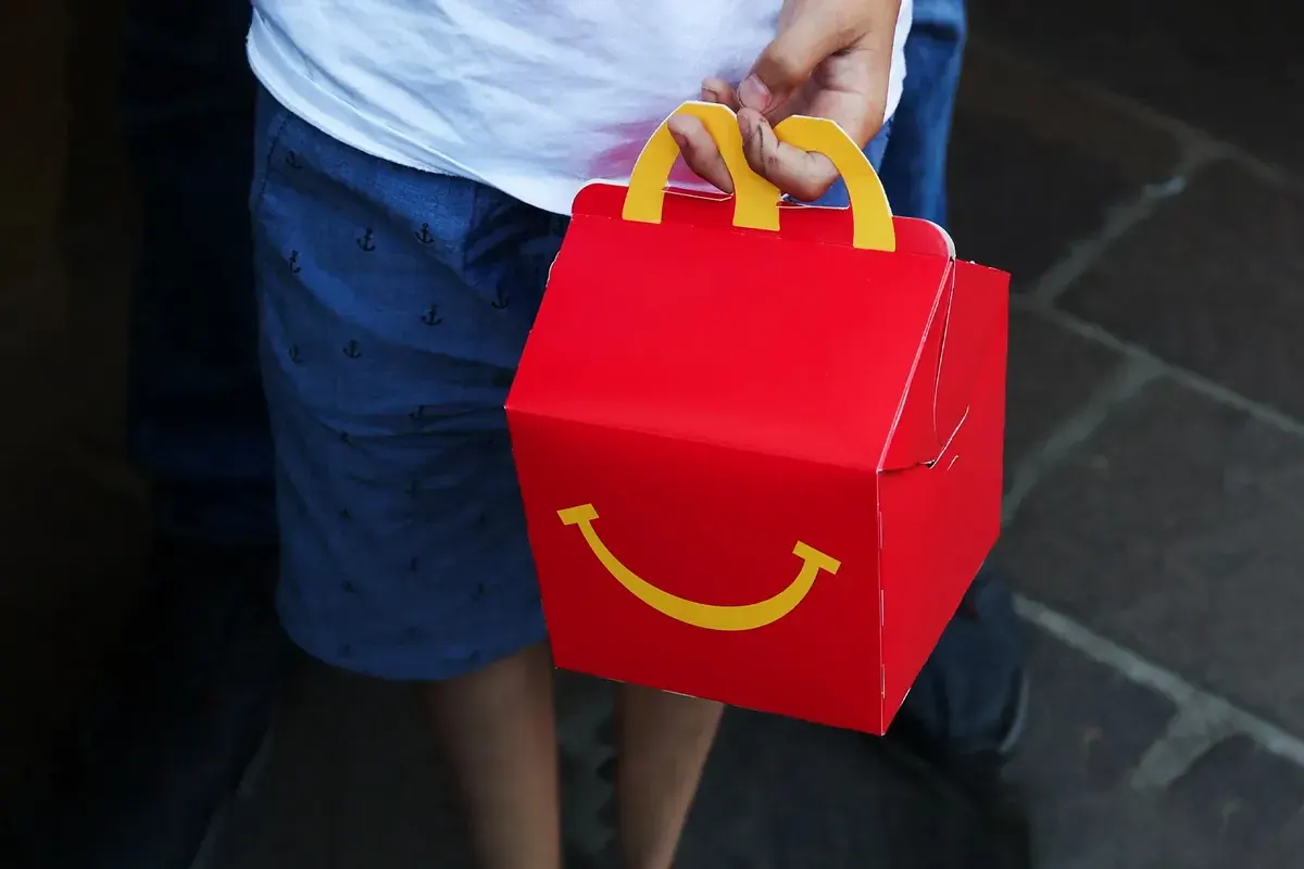 تغريم "ماكدونالدز" 800 ألف دولار لصالح طفلة بسبب وجبة "هابي ميل"!