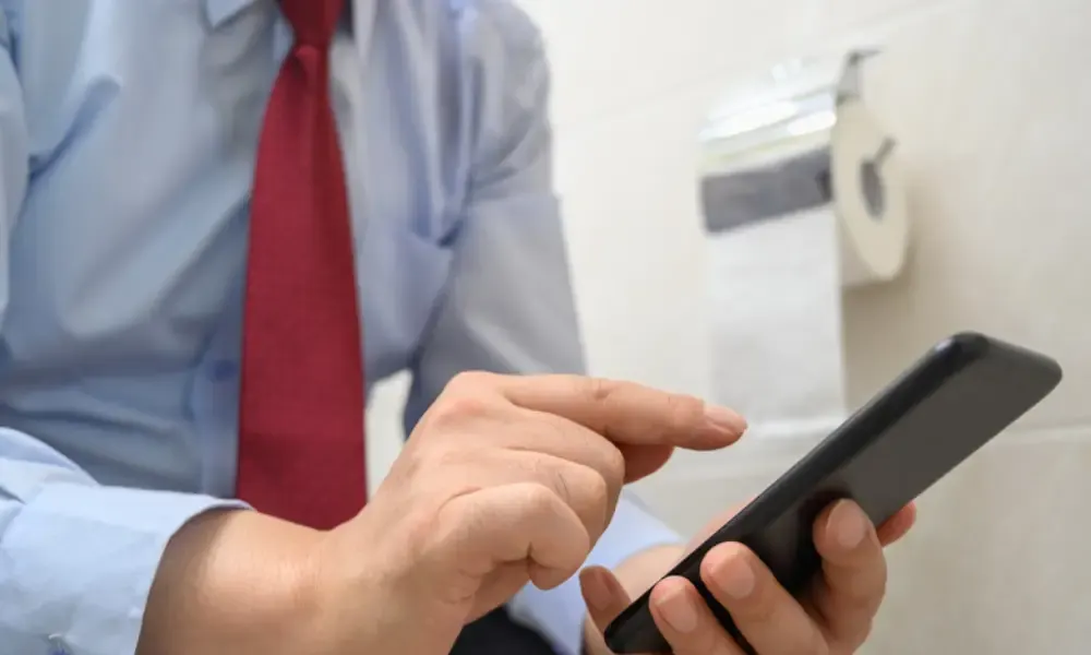 تصفح الهاتف أثناء الجلوس على المرحاض يمكن أن يصيبك بالمرض