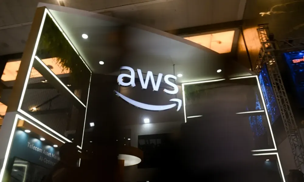 "أمازون" تكشف سبب عطل "خدمات AWS" الذي شلّ الإنترنت العالمي