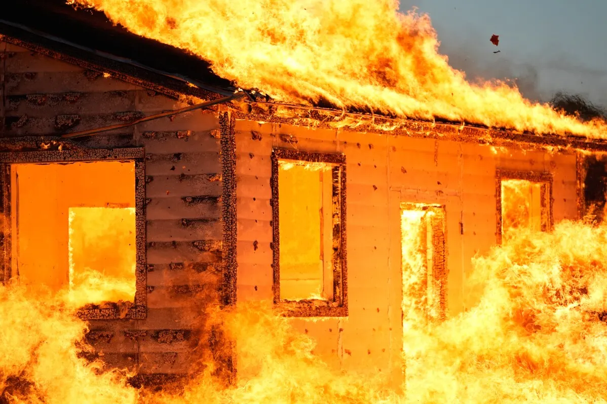علماء يحرقون المنازل لحمايتها من حرائق الغابات