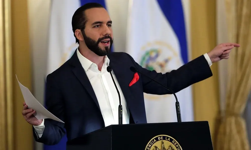 إنفوجرافيك| أصوله فلسطينية.. رئيس السلفادور حليف ترامب في قمع المهاجرين