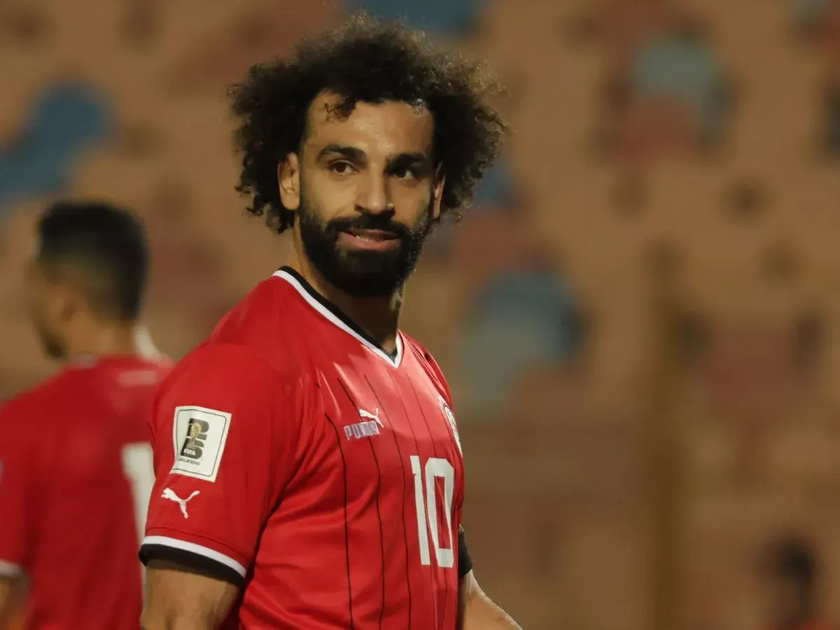 بعد واقعة صلاح في سيراليون.. أغرب حالات اقتحام الملاعب لالتقاط الصور مع النجوم
