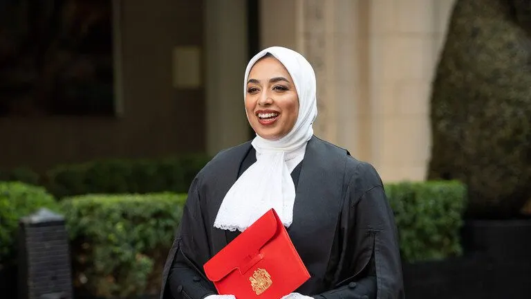 أول مستشارة لملكة بريطانيا ترتدي الحجاب.. من هي سلطانة تافادار؟