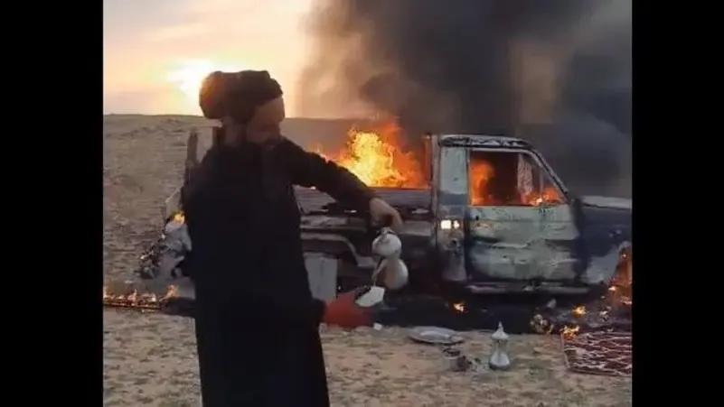 سعودي يترك سيارته تحترق ليقدم القهوة لضيوفه