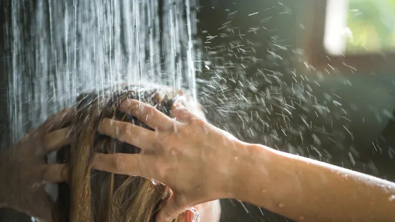 هل الاستحمام في الصباح أفضل لصحتك؟