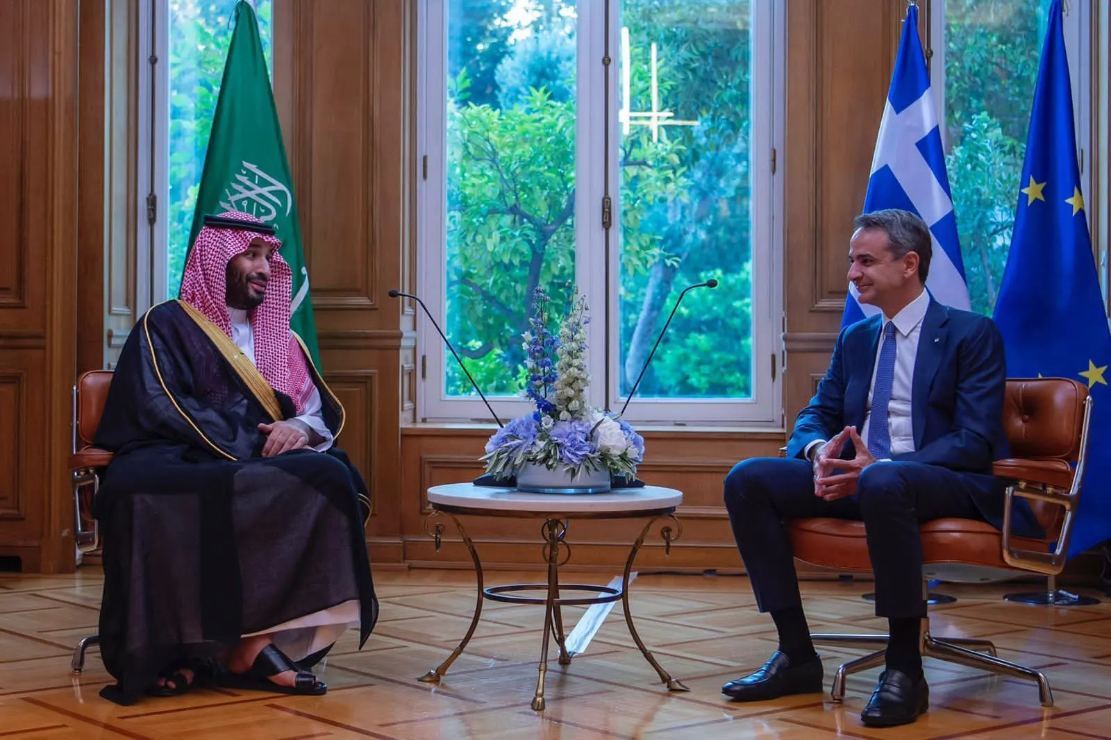 فيديو.. ولي العهد السعودي يُذكر رئيس وزراء اليونان بوعد قديم