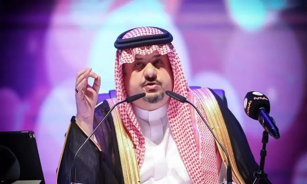 لماذا استخدم الأمير عبدالرحمن بن مساعد الاسم المستعار "صادق الشاعر"؟