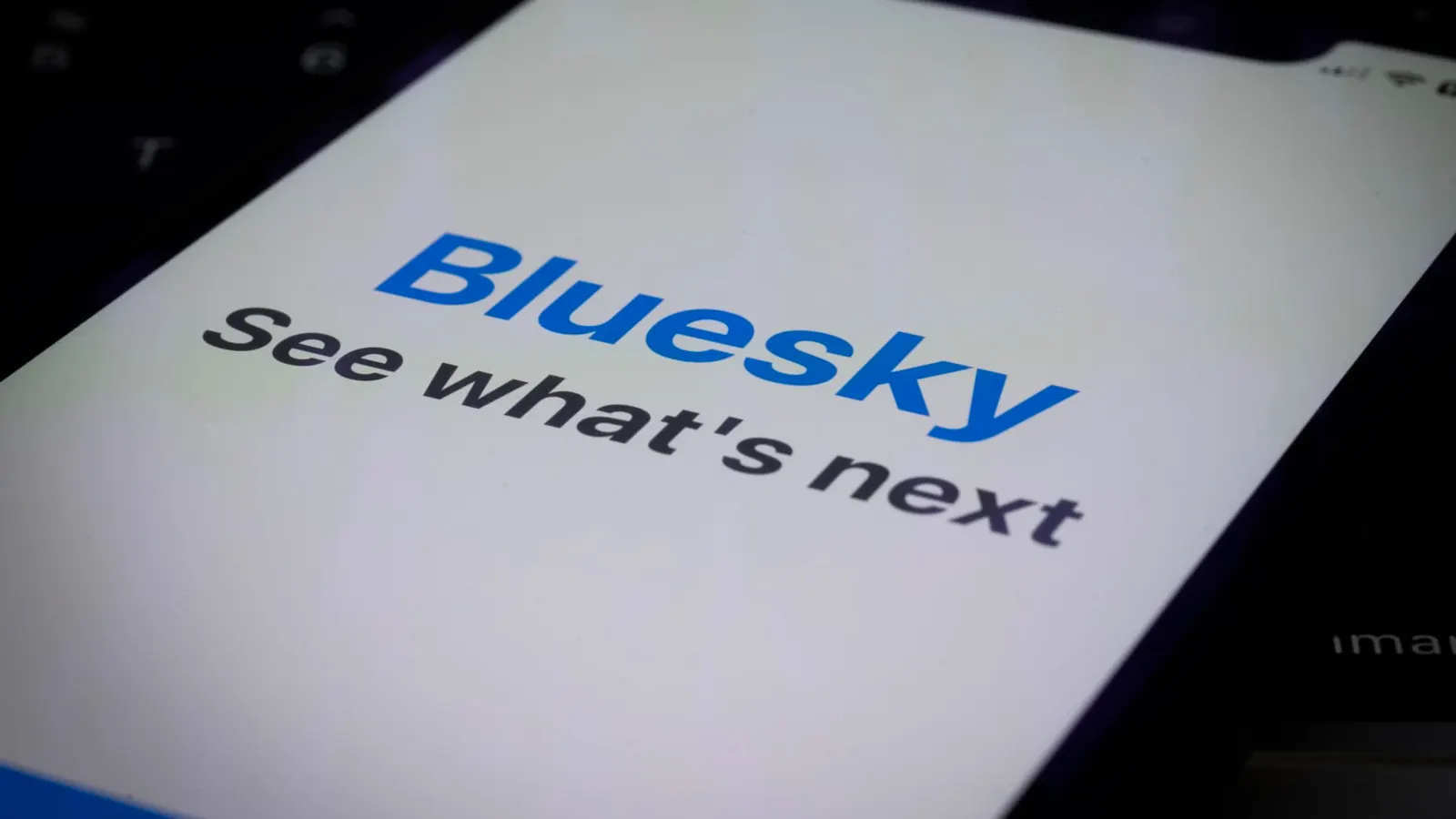 BlueSky.. ملاذ سريع النمو للهاربين من منصة X