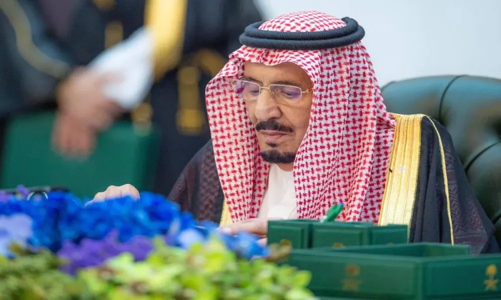 خطوة تاريخية.. خادم الحرمين الشريفين يعتمد رمز عملة الريال السعودي