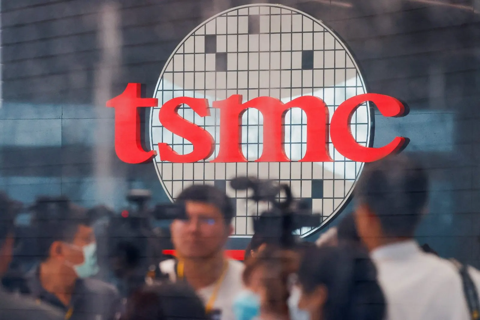 شركة TSMC تعلق شحناتها إلى شركة صينية لهذا السبب