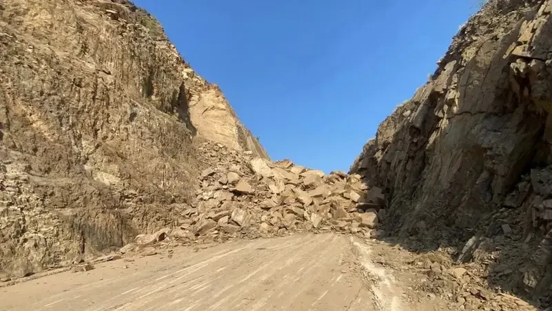 شاهد.. انهيار جبلي خطير في عسير.. ووزارة النقل تتحرك لفتح الطريق