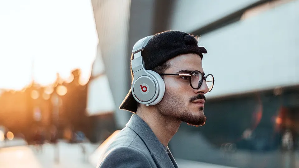 كيف تؤدي سماعات الأذن إلى فقدانك السمع بمرور الوقت؟