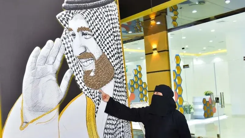 أخرها باستخدام بالنحل.. لوحات فنية مبتكرة لولي العهد السعودي