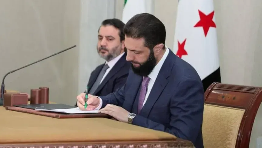 5 سنوات انتقالية وحصر السلاح بيد الدولة.. أبرز بنود الإعلان الدستوري السوري