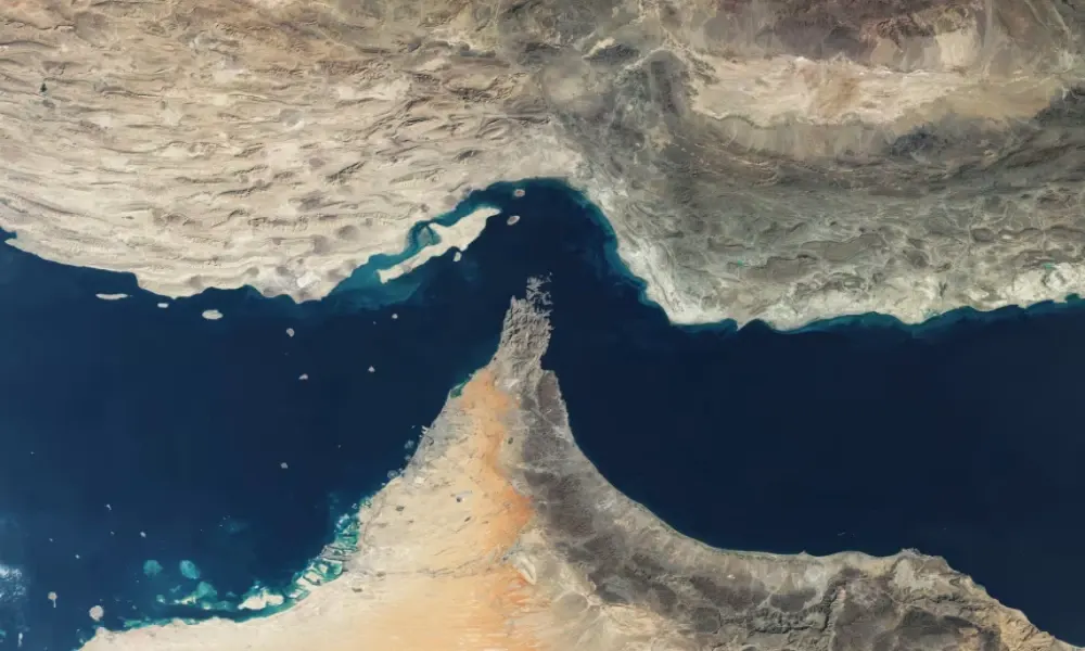 اقتصاد العالم في خطر.. إيران تشعل الحرب وتغلق مضيق هرمز