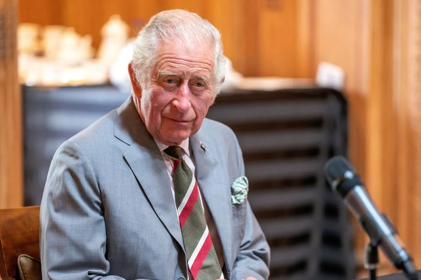 أصابع النقانق.. ما سبب تورم يدي الملك تشارلز؟