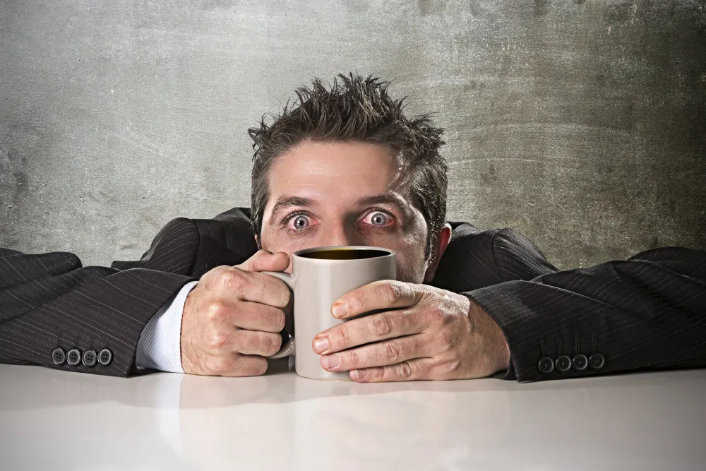 لماذا يطرق الصداع رأسك عند ترك الكافيين؟