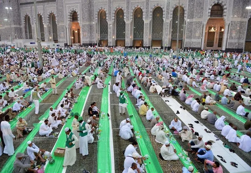 ملايين وجبات الإفطار في المسجد الحرام خلال 20 يومًا