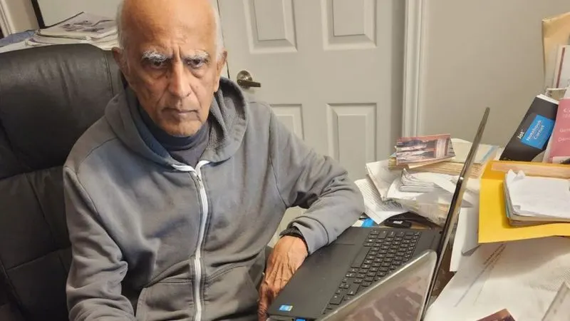 قصة رجل اجتمع على يديه أفراد 300 عائلة بعد قرن