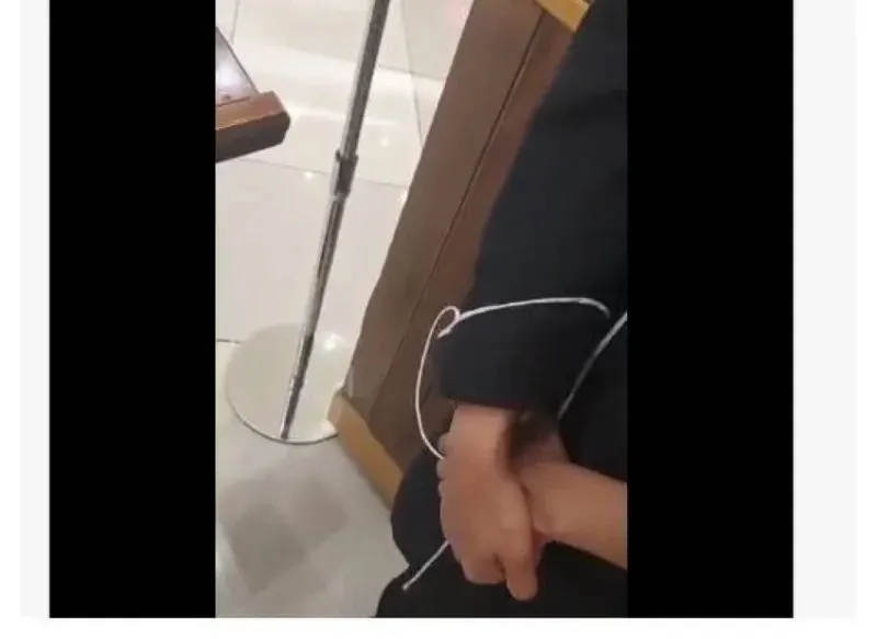 مقطع يثير الجدل لموظفة سعودية ممنوعة من الجلوس.. كيف كان التحرك؟