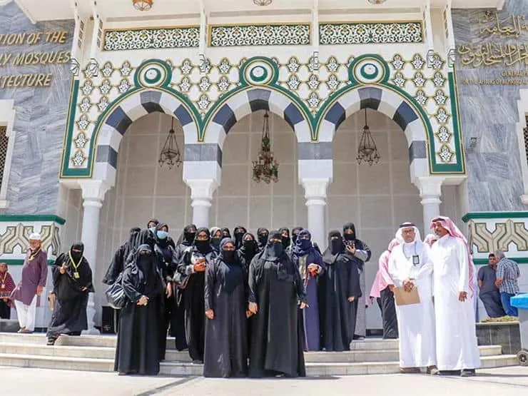 ما هي مهنة الطوافة التي تخصص بها أهالي مكة لخدمة ضيوف الرحمن عبر التاريخ؟